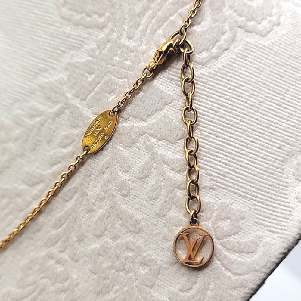 LOUIS VUITTON ESSENTIAL V NECKLACE - Picture 3 of 5